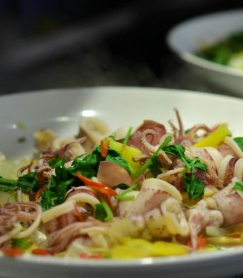 ผัดขึ้นฉ่ายหนวดปลาหมึกเบบี้