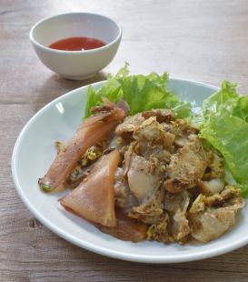 เส้นใหญ่ผัดหมี่กรอบ