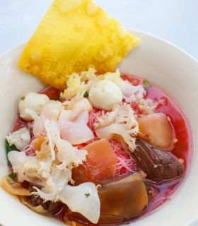 เย็นตาโฟ ลูกชิ้นปลาฮ่องเต้