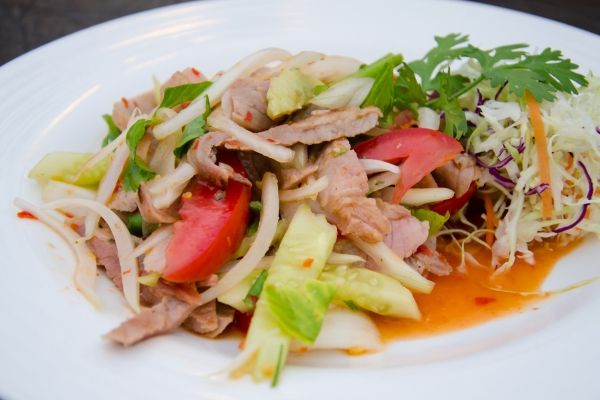 ยำหมูสามชั้นสไลด์